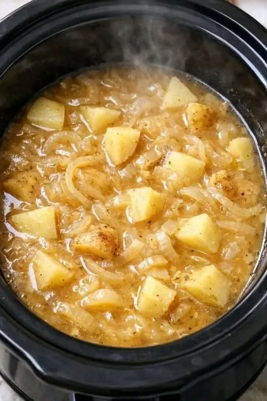 Slow Cooker Onion and Potato Stew – A Cozy and Easy Comfort Meal 745842871 993339430427145 705502391928597884 n